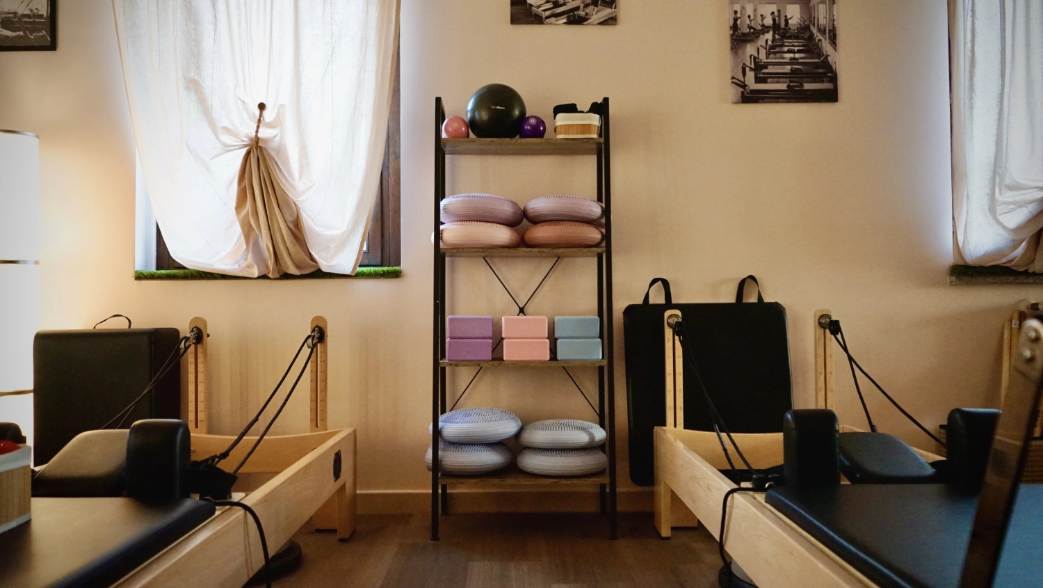 Attrezzi Pilates ordinati su mensole in legno